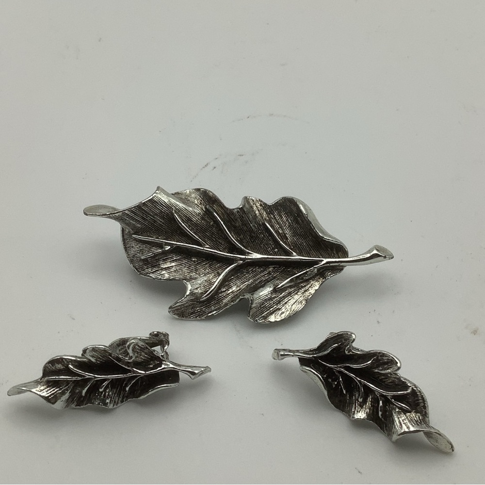 Vintage Tara Leaf Shaped Brooch And Clip-On Earrings Set